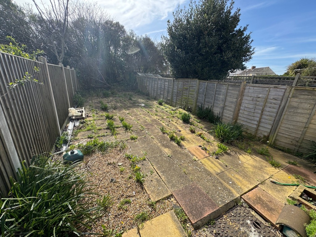 Lot: 62 - END-TERRACE HOUSE FOR REFURBISHMENT - Rear garden
